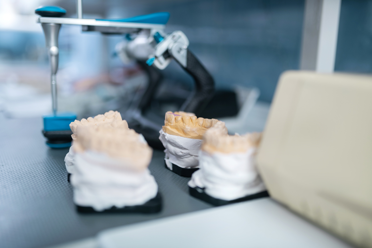 Factores Clave para Elegir Dientes Artificiales