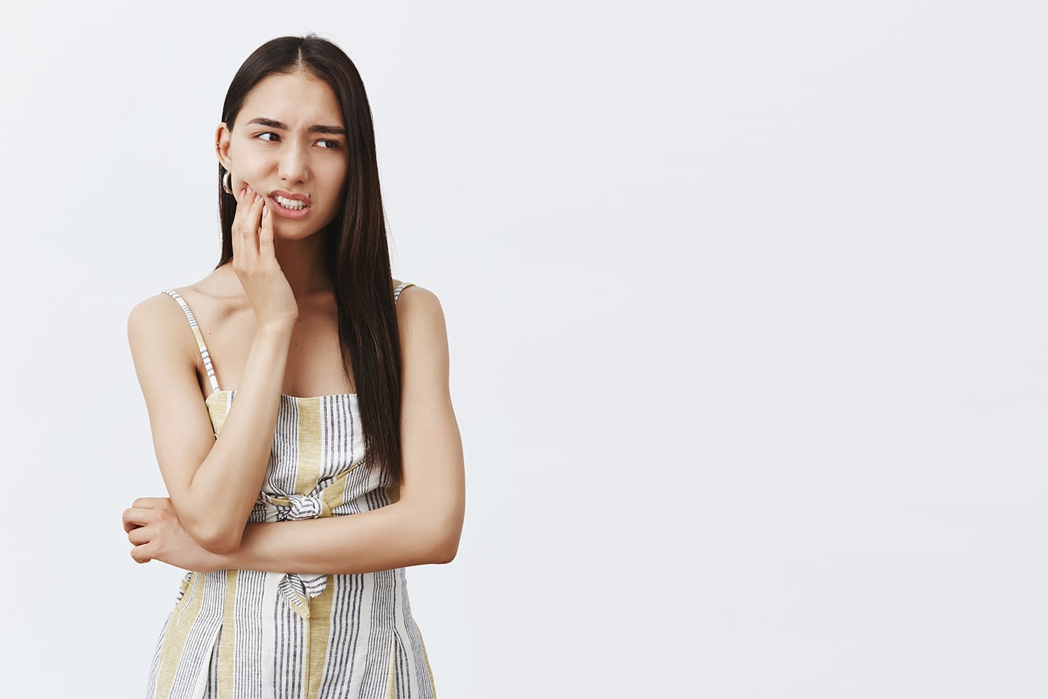 Teen Woman Pressing Her Bruised Cheek With A Painful Expression As If She Is Having A Terrible Tooth Ache Posibles Síntomas de la Disfunción Temporomandibular