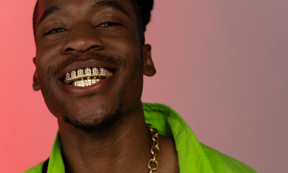 Grillz: Estilo Y Brillo Para Tus Dientes 1 Qué son los grillz y cómo se usan